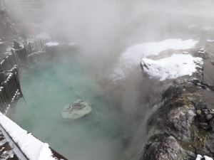 湯畑の滝の下はエメラルドグリーンの温泉池 湯畑の滝の下はエメラルドグリーンの温泉池